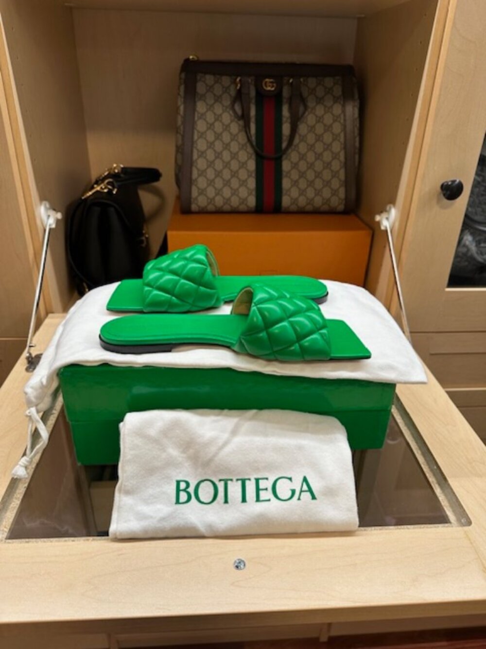 Bottega Veneta Leather Size 38 Green Leather Slides.